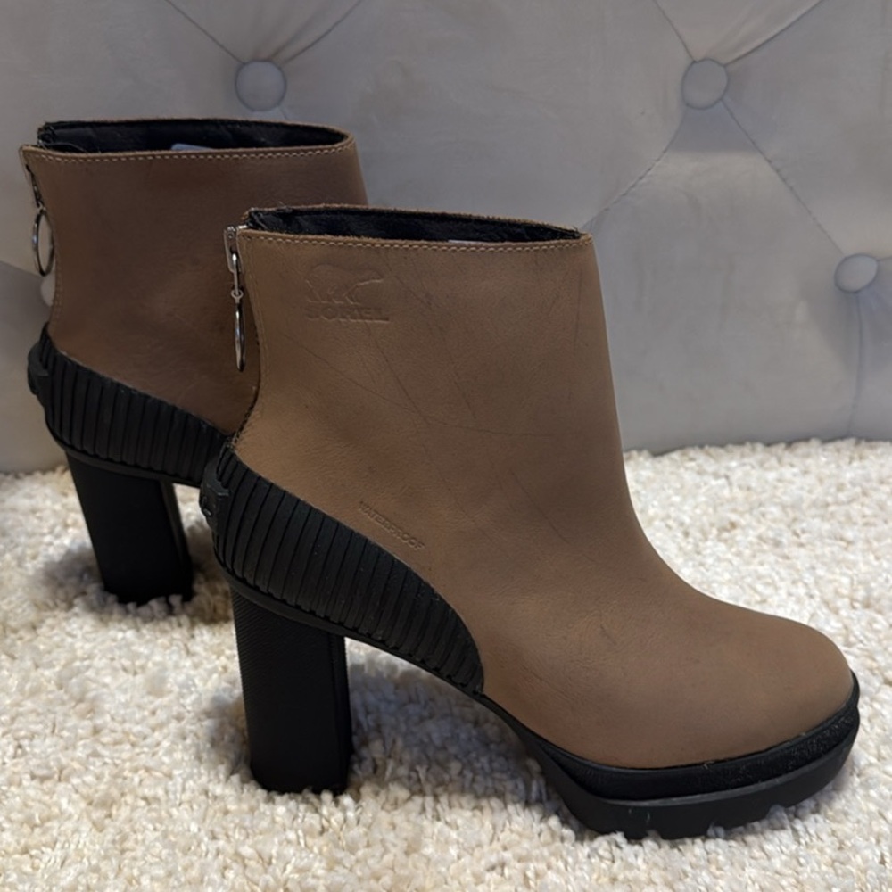 New Sorel ankle boot black dark tan 6.5  reg $230 3.5” heel